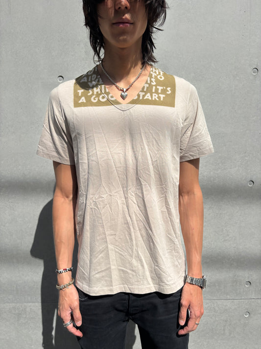 Maison Margiela Written V-neck Tee (M)