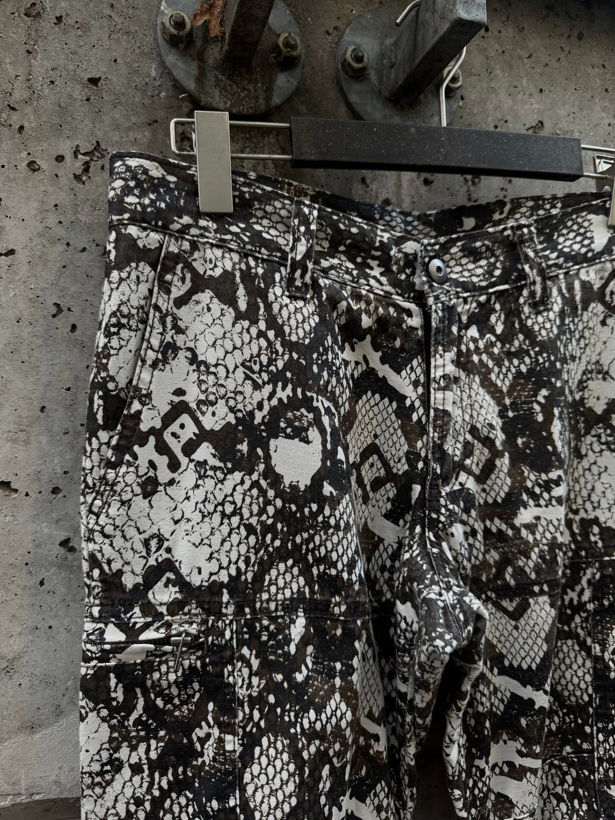 5351 Pour Les Hommes Vintage Snakeskin & Lace Print Pants (3)