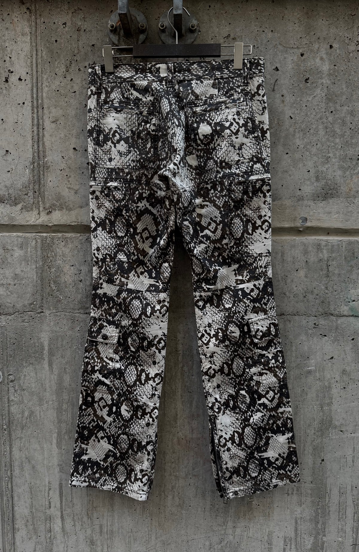 5351 Pour Les Hommes Vintage Snakeskin & Lace Print Pants (3)