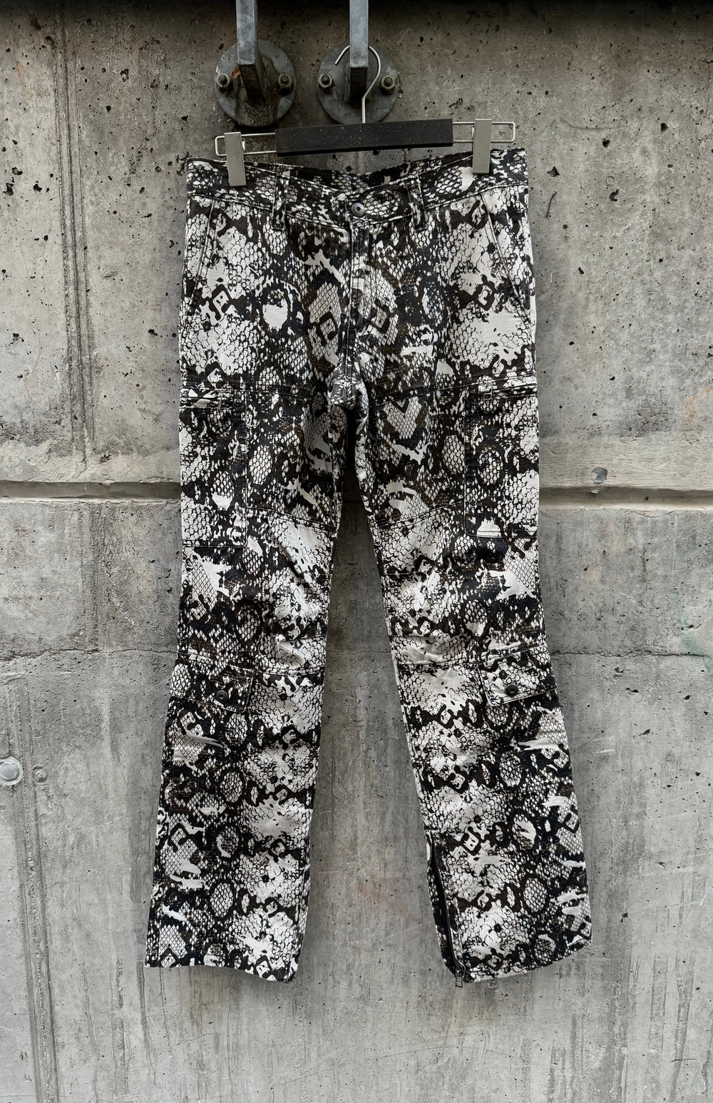 5351 Pour Les Hommes Vintage Snakeskin & Lace Print Pants (3)