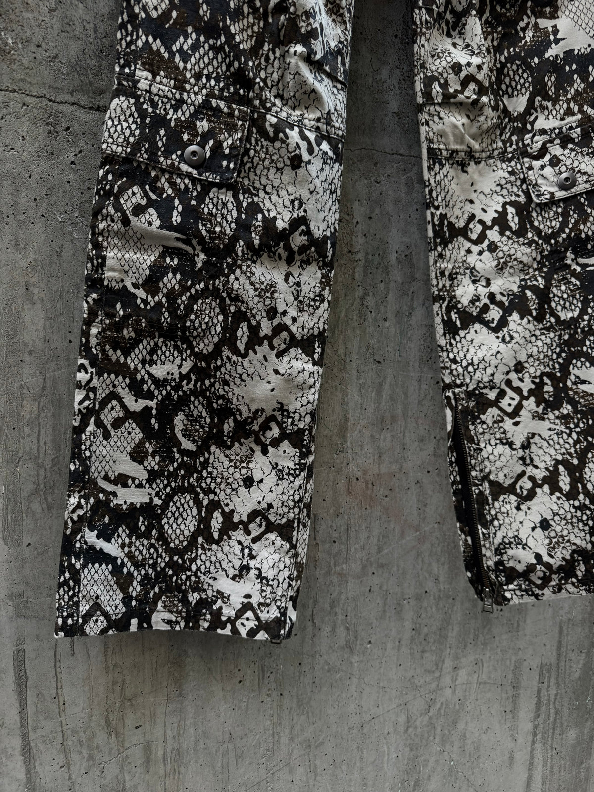 5351 Pour Les Hommes Vintage Snakeskin & Lace Print Pants (3)