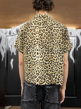 Lade das Bild in den Galerie-Viewer, Celine Paris Leopard Print Shirt (39)
